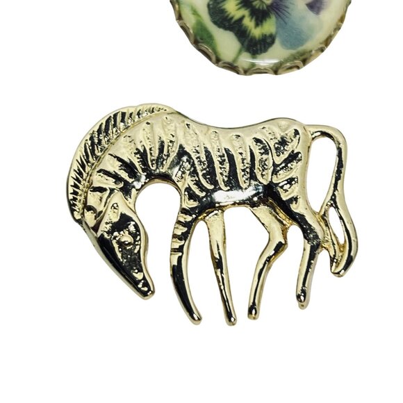 Lot of 8 Vintage Gold Tone Brooches (5565) - Picture 5 of 9